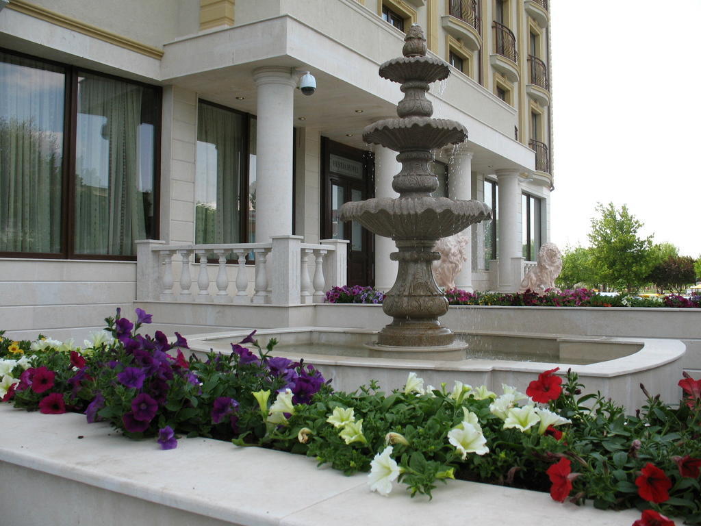 Hestia Hotel Кэлэраши Экстерьер фото